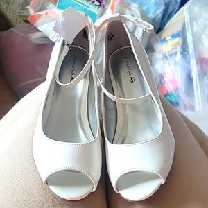 BNWT White strappy girls shoes Sz 1.5